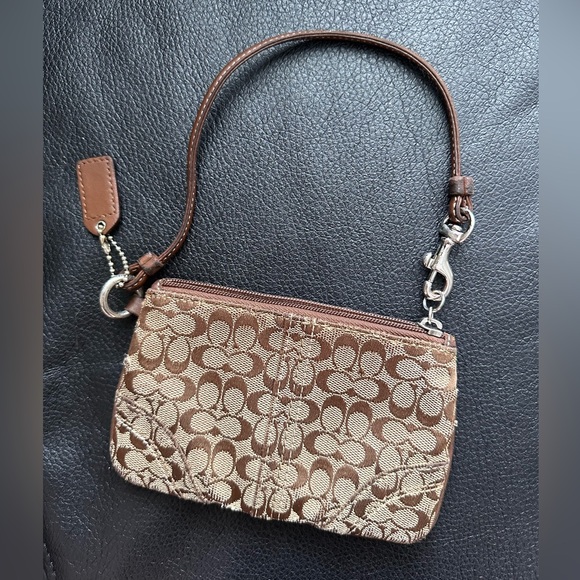 👛 Coach | Brown and Cream Signature Clutch - Picture 1 of 12